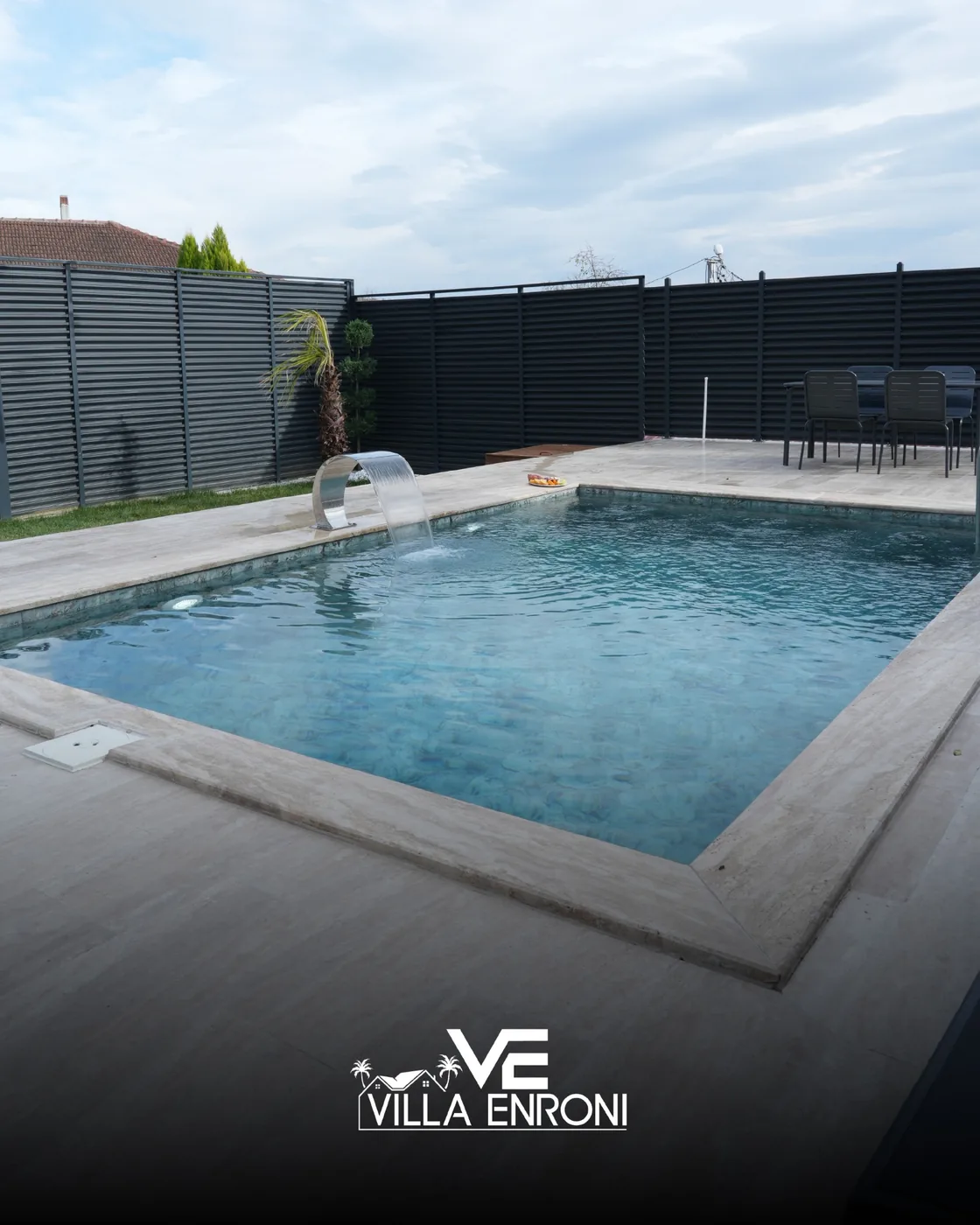 Villa Enroni özel havuz alanı